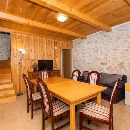 House Stone Curlew 1 * Lisane Tinjske