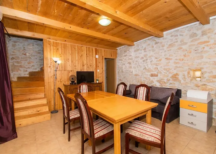 House Stone Curlew 1 * Lisane Tinjske